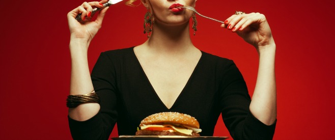 過食に悩む女性のイメージ画像
